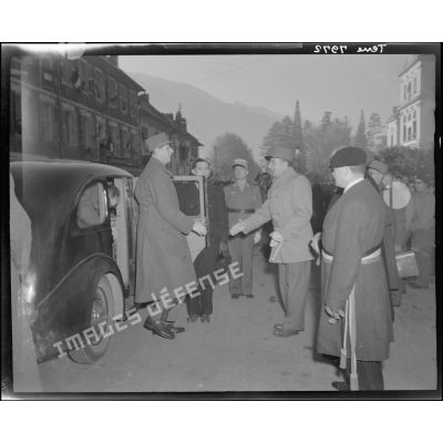 Le général de Lattre de Tassigny accueille le général de Gaulle à son arrivée à Albertville.