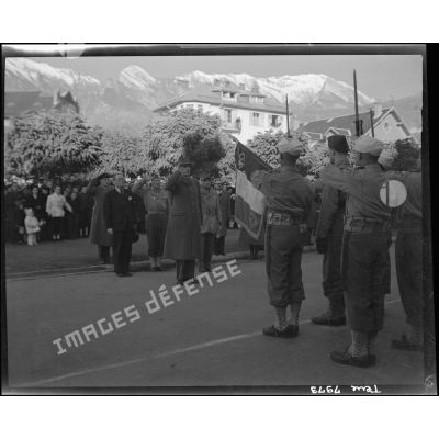 Le général de Gaulle salue le drapeau du 10e RTM.