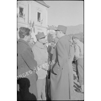 Les généraux de Lattre de Tassigny et de Gaulle à Albertville.