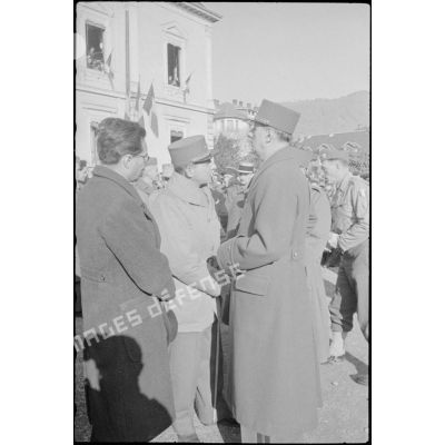Les généraux de Lattre de Tassigny et de Gaulle à Albertville.