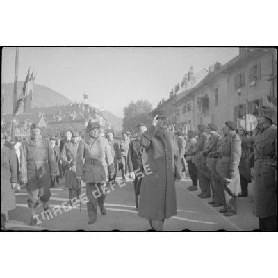 A l'occasion de sa venue à Albertville, le général de Gaulle passe devant les troupes qui lui rendent les honneurs.