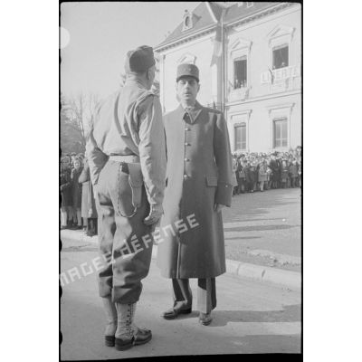 Félicitations du général de Gaulle au chef de corps après le défilé des troupes.
