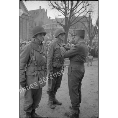 Remise de décoration à des officiers de la 1re Armée française par le général de Lattre de Tassigny à Montbéliard, le 17 novembre 1944.