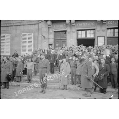 Photographie de groupe à l'hôtel de ville de Montbéliard libérée, avec le général de Lattre de Tassigny entouré de nombreuses autorités militaires et civiles.