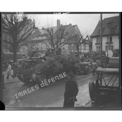 Char camouflé du CC5 (Combat command 5) défilant dans les rues de Montbéliard lors d'une cérémonie célébrant la libération de la ville à laquelle il a contribué.