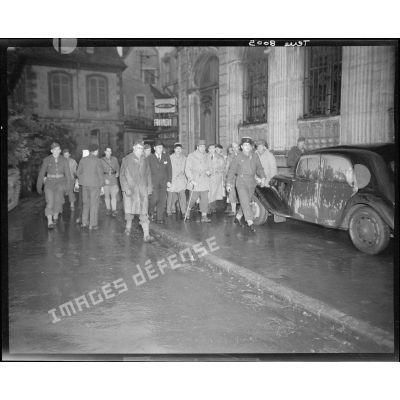 Le général de Lattre de Tassigny, commandant la 1re Armée, accompagné du ministre de la Guerre, André Diethelm, et d'autorités militaires et civiles à Montbéliard, venus inspecter et féliciter les troupes qui ont permis la libération de la ville le 17 novembre 1944.