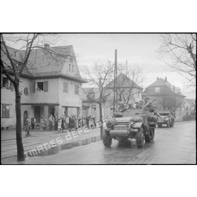 Les convois de la 2e DB (division blindée) passent dans Strasbourg le 23 novembre 1944 : ici, des half-tracks du RMT, acclamés à leur passage par la population libérée.