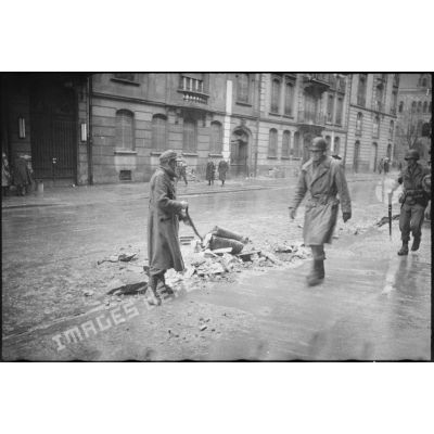 Déblaiement des rues de Metz par des prisonniers allemands après les combats de libération de la ville.