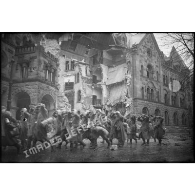 Reddition des soldats allemands de la 462 Volksgrenadier division aux Américains dans une rue de Metz.