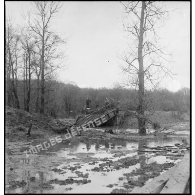 Un pont détruit par les armées allemandes dans les environs de Belfort.