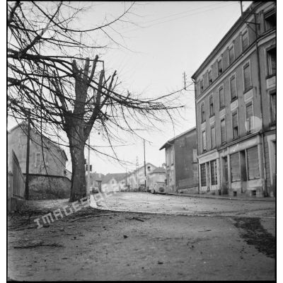 Une rue déserte de Belfort Valdoie au moment de l'entrée des troupes de la 2e DIM.