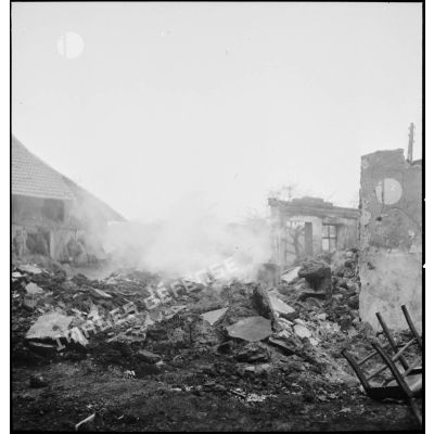 Habitations en ruine dans la commune de Delle, reconquise le 18 novembre 1944 par le RICM (Régiment d'infanterie coloniale du Maroc) à la suite de violents combats.