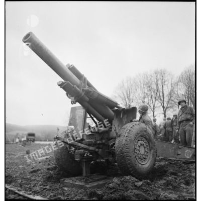 Dans le secteur de Delle, des artilleurs du 1er corps d'armée exécutent des tirs de harcèlement avec un obusier de 155 M1A1.