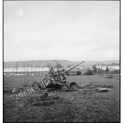 Surveillance antiaérienne par des artilleurs du 1er corps d'armée à l'aide d'un canon Bofors de 40mm dans le secteur de Delle.