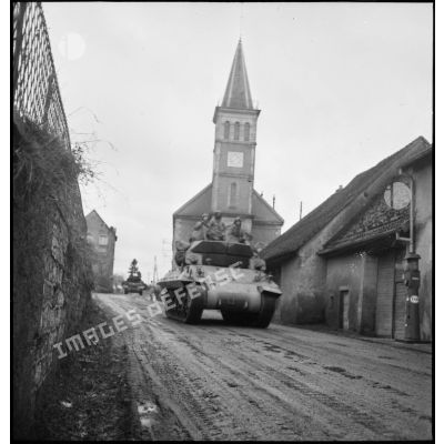 Entrée d'un char Tank Destroyer TD M10 du 1er corps d'armée, dans un village dans les environs de Delle.
