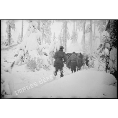 Patrouille de reconnaissance par les hommes du 1er RFM (régiment de fusiliers marins), dans la forêt enneigée de Grattery, dans les environs de Champagney (Haute-Saône).