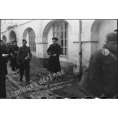 Prisonniers allemands dans la caserne de Rochefort.