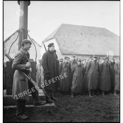 Prisonniers allemands, capturés par la 2e DIM avec l'aide des FFI dans un village repris aux Allemands dans le secteur de Montbéliard.
