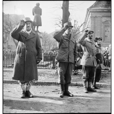 Les généraux Carpentier, Béthouart et de Vernejoul, à Montbéliard lors de la cérémonie célébrant la libération de la ville le 17 novembre 1944.