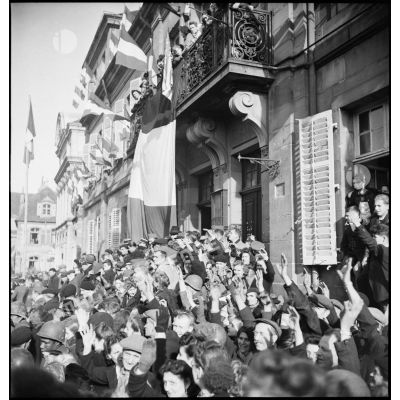Le 17 novembre 1944, la population de Montbéliard accueille les troupes françaises avec joie.