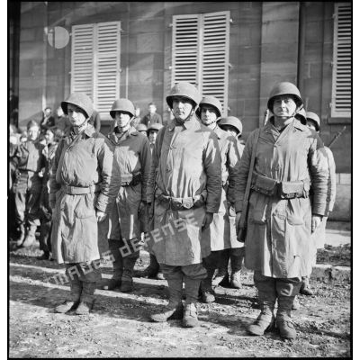 Groupe de commandos d'Afrique à Montbéliard passé en revue lors de la cérémonie célébrant la libération de la ville le 17 novembre 1944.