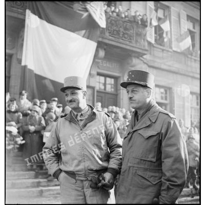 Les généraux Béthouart, commandant le 1er Corps d'armée et Carpentier, commandant la 2e DIM, à Montbéliard lors de la cérémonie célébrant la libération de la ville le 17 novembre 1944 par les hommes de l'unité nord-africaine.