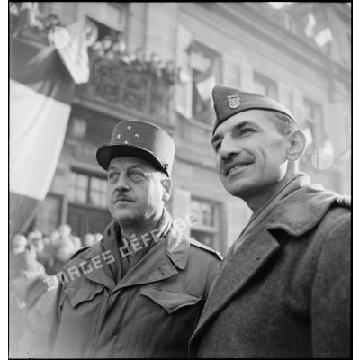 Le général Béthouart et son aide de camp le colonel Piatte, à Montbéliard lors de la cérémonie célébrant la libération de la ville le 17 novembre 1944 par les hommes de l'unité nord-africaine.