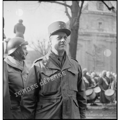 Les généraux Béthouart, commandant le 1er Corps d'armée et de Vernejoul, commandant la 5e DB derrière lui lors de la cérémonie célébrant la libération de la ville le 17 novembre 1944.