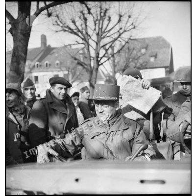 Le général Béthouart, commandant le 1er Corps d'armée, à Montbéliard lors de la cérémonie célébrant la libération de la ville le 17 novembre 1944.