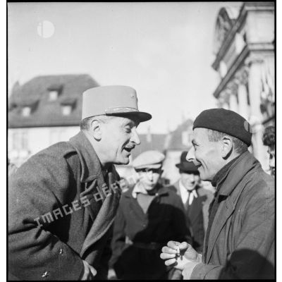 Le général Carpentier, commandant la 2e DIM, à Montbéliard lors de la cérémonie célébrant la libération de la ville le 17 novembre 1944 par les hommes de son unité.