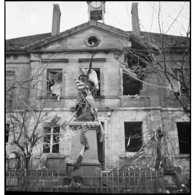 Monument aux morts dans un village près de Montbéliard pavoisé aux couleurs alliées en signe de reconnaissance aux armées qui ont permis la libération de la commune.