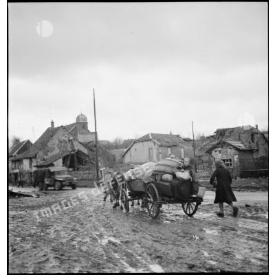 Habitants de retour dans leur village une fois libéré par les troupes de la 1re armée française.