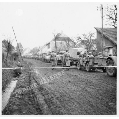 Une colonne composée notamment de jeeps et d'automitrailleuses de la 1re armée quitte Rougemont (Doubs) pour se diriger vers Belfort (Territoire de Belfort).