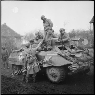 Automitrailleuse Light Armored M8 de la 1re armée française en route vers Belfort.