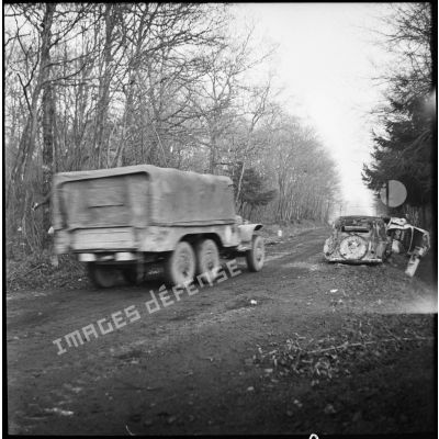 Un camion Dodge 4x4 de la 1re armée française a quitté Rougement (Doubs) avec une colonne de véhicules, pour se diriger vers Belfort.