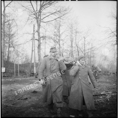 Prisonniers de guerre allemands brancardant un blessé de la 2e DIM dans les environs de Belfort.
