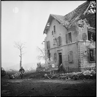Maison en partie démolie, à l'intérieur de laquelle un poste de secours et des liaisons TSF ont été établis (d'après la légende d'origine).