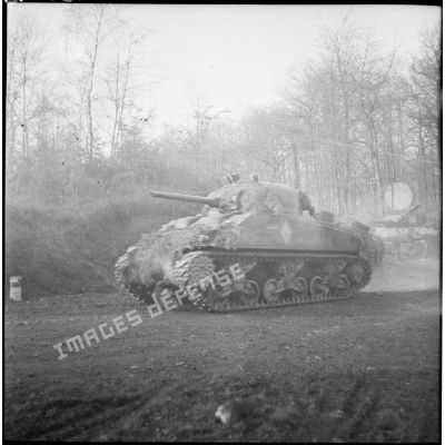 Un char Sherman M4 de la 1re armée française en route vers Belfort.