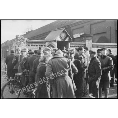 Population civile et soldats dans Mulhouse lors de la libération de la ville par la 1re armée française.