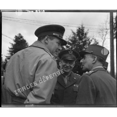 Les généraux d'armée Eisenhower et de Lattre de Tassigny.