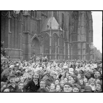 Une foule nombreuse, rassemblée devant la cathédrale Saint-Etienne de Metz, célèvre la libération de la ville.