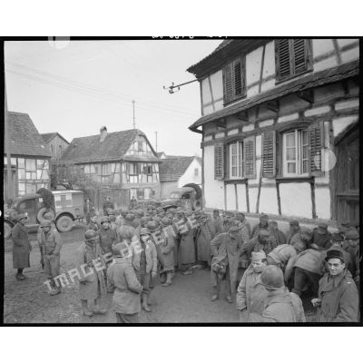 Des prisonniers allemands sont rassemblés par des hommes de la 2e DB à Valff (Bas-Rhin).