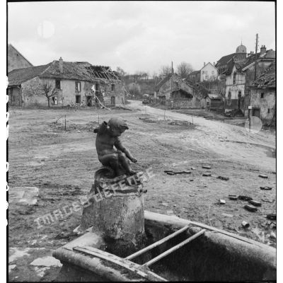 Vue d'une place de Dannemarie, en ruine, lors de sa libération par les troupes de la 5e DB.