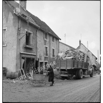 Habitants de Dannemarie lors de la libération de la commune par la 5e DB.