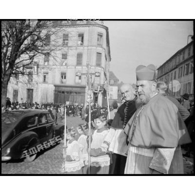 La sortie de la messe à Belfort, célébrée en l'honneur de la libération de la ville.