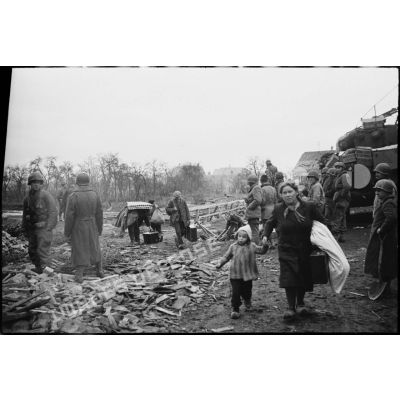 Réfugiés dans le village de Kogenheim (Bas-Rhin), très endommagé par les combats entre la 2e DB (division blindée) et l'armée allemande.