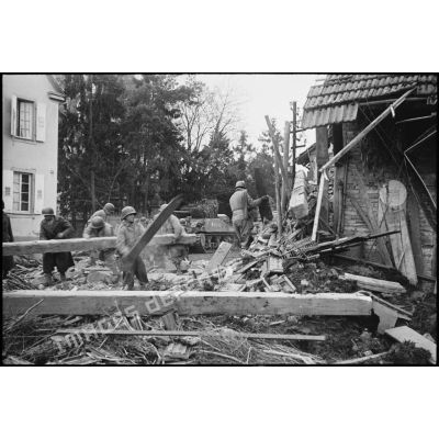 Déblaiement des ruines dans le village de Kogenheim (Bas-Rhin), endommagé par les combats menés entre la 2e DB (division blindée) et l'armée allemande.