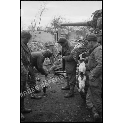 Des soldats du RBFM préparent deux lapins pour leur repas dans le village de Kogenheim (Bas-Rhin).