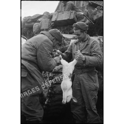 Des soldats du RBFM dépècent un lapin pour leur repas dans le village de Kogenheim (Bas-Rhin).