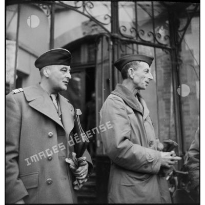 Le général Touzet du Vigier, commandant la 1re DB (division blindée), avec le colonel Lehr, son chef d' état-major, à son PC à Mulhouse.